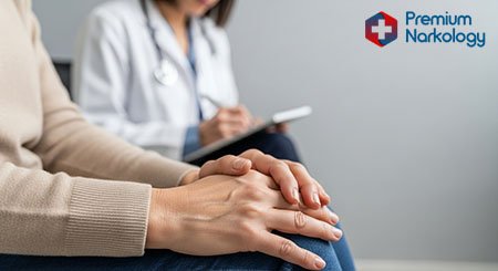 Руки пациента лежат на коленях